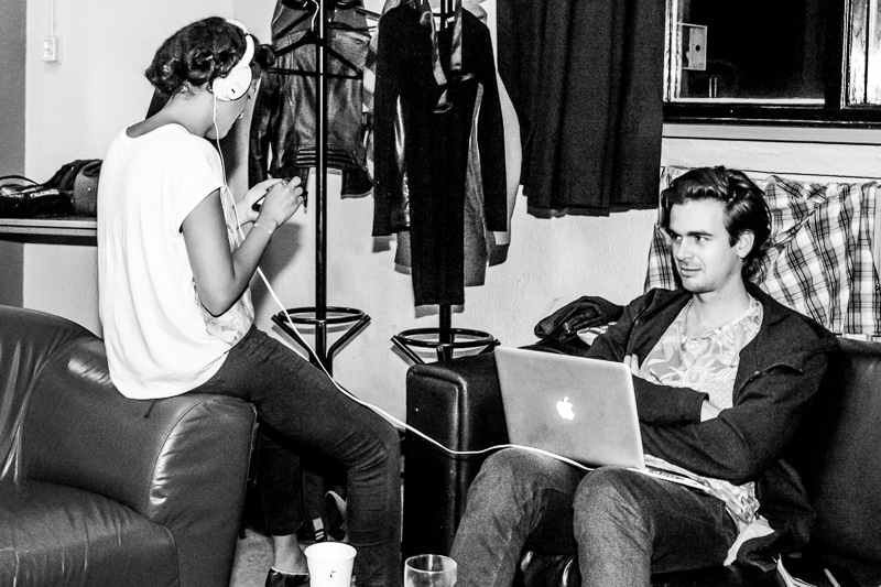 kris berry en perquisite backstage