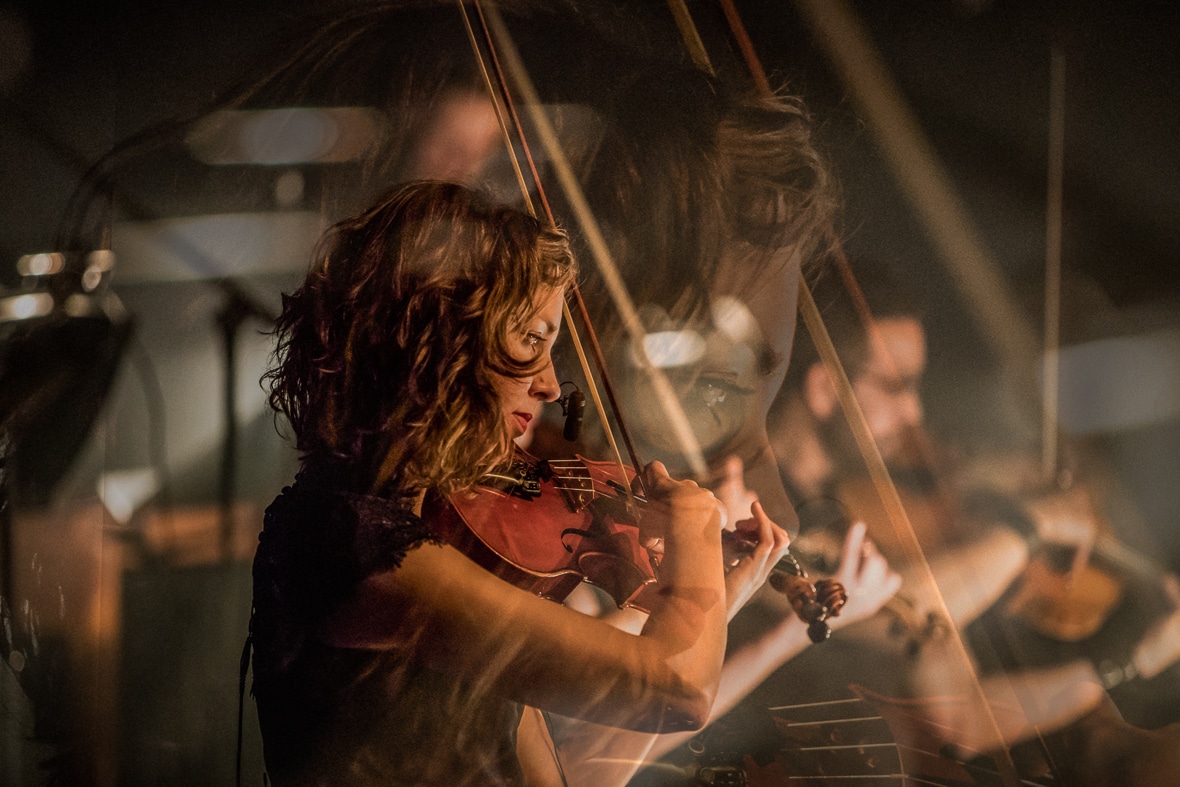 Violiste Annelieke Marselje tijdens een optreden met Navarone