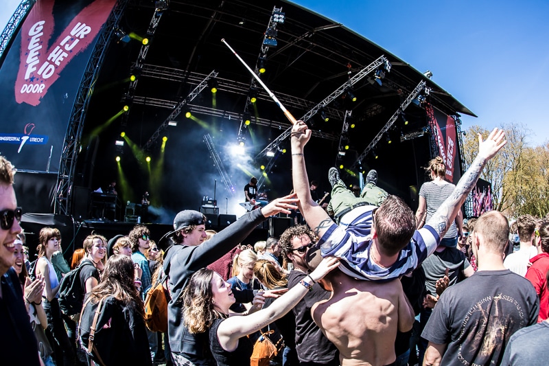 Crowdsurfen door blinde jongen tijdens John Coffey