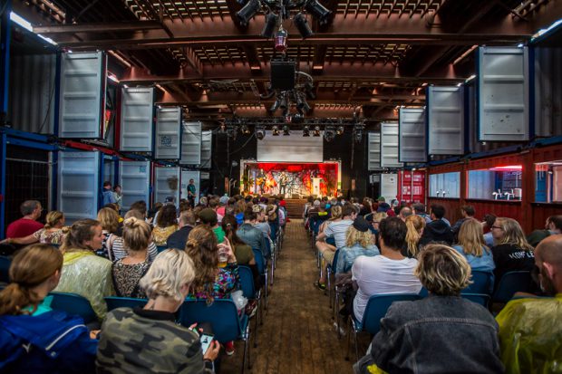 Dez Mona in een akoestische sessie