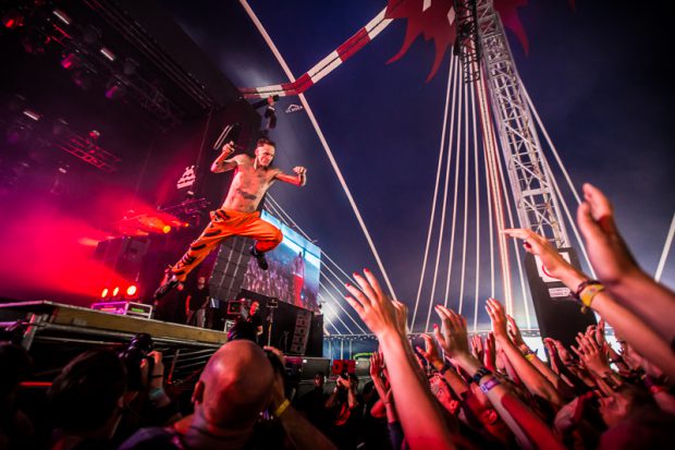 Die Antwoord springt het publiek in