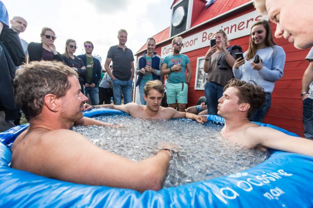 Minutenlang in een ijsbad zitten