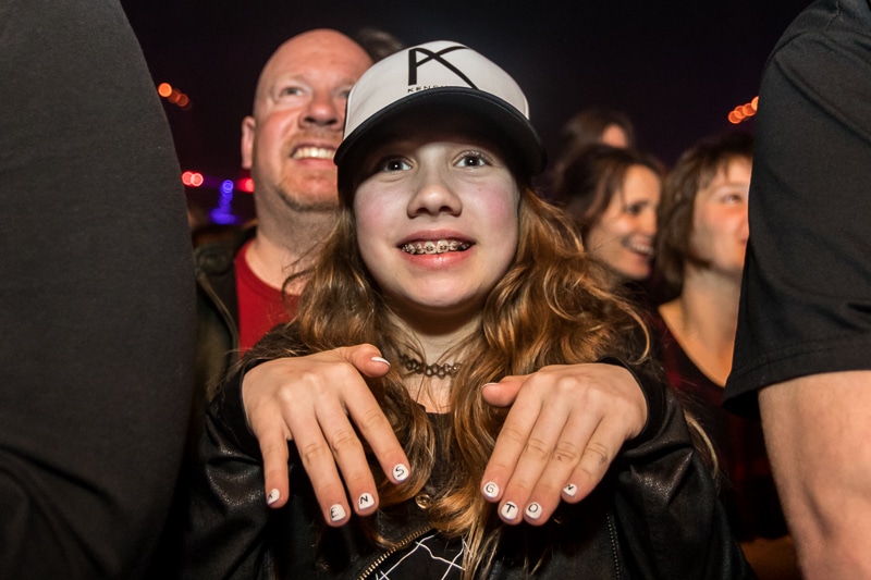 Kensington fan met gelakte nageltjes