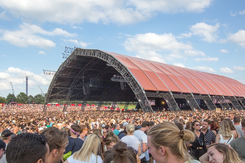 De Jeugd Van Tegenwoordig in volle Alpha tent