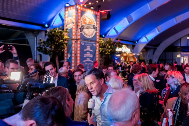 Mark Rutte staat de pers te woord op VVD festival door Marcel Krijgsman