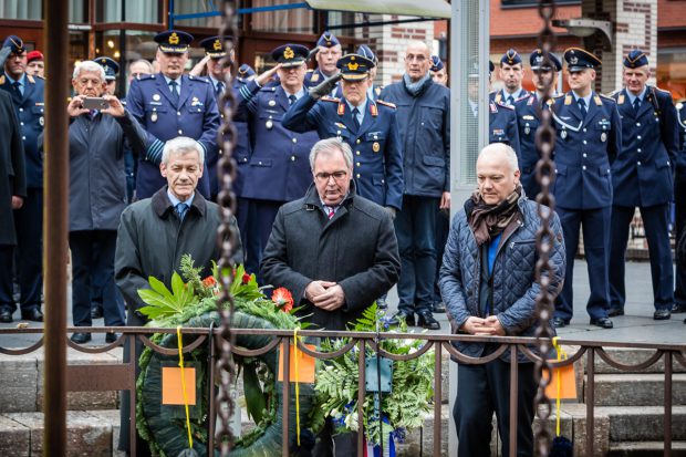 Herdenking 75 jaar bombardement Nijmegen: kranslegging Duitse veteranen door Marcel Krijgsman