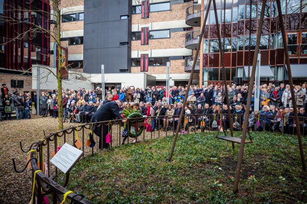Herdenking 75 jaar bombardement Nijmegen: kranslegging door Marcel Krijgsman