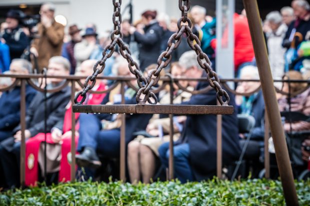 Herdenking 75 jaar bombardement Nijmegen: kranslegging door Marcel Krijgsman