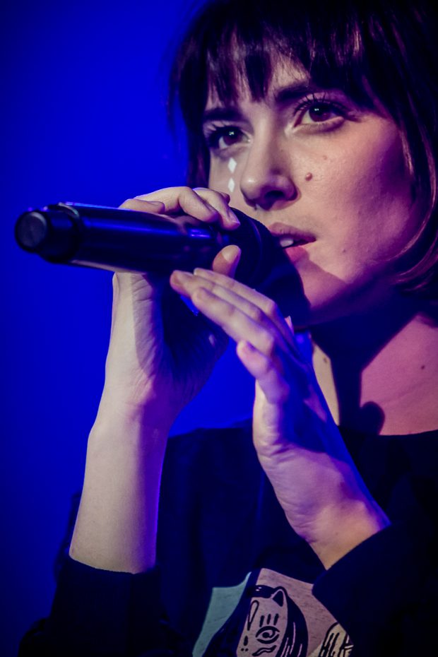 Close up van zangeres en vlogger Teske tijdens een concert in Doornroosje Nijmegen door popfotograaf Marcel Krijgsman