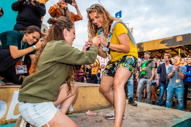 Huwelijksaanzoek op Lowlands door Marcel Krijgsman