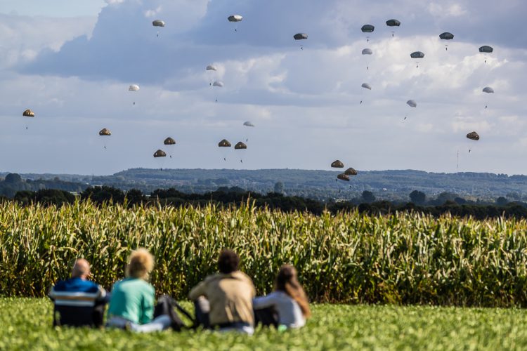 Parachutistendropping Groesbeek