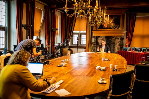 Burgemeester Bruls speelt online bingo