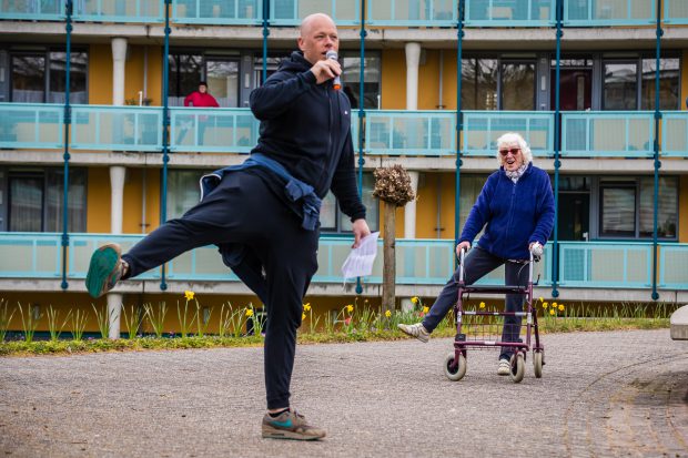 Door de coronacrisis zijn sportscholen gesloten. Fysiotherapeuten gaan naar bejaardenhuizen toe om daar in de buitenlucht gym te geven.