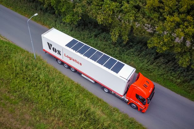 Vrachtwagen met zonnepanelen