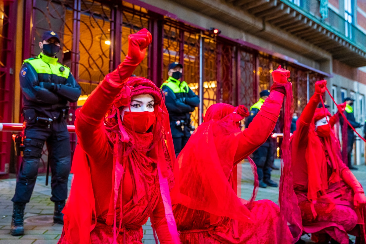 Extinction Rebellion blokkeert ministerie van Economische Zaken