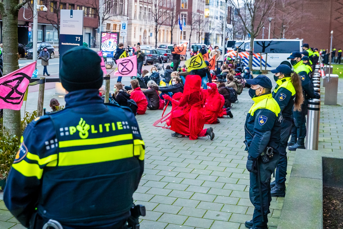 Extinction Rebellion blokkeert ministerie van Economische Zaken