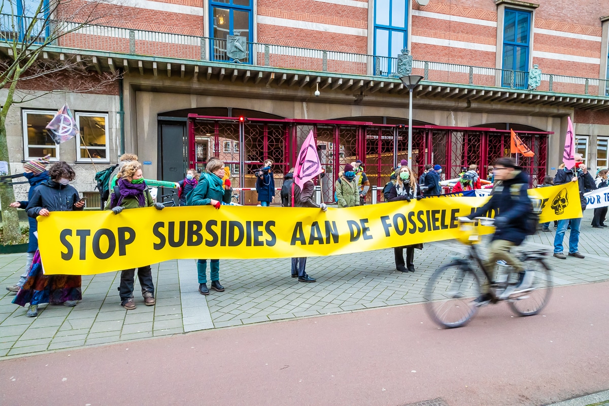 Extinction Rebellion blokkeert ministerie van Economische Zaken