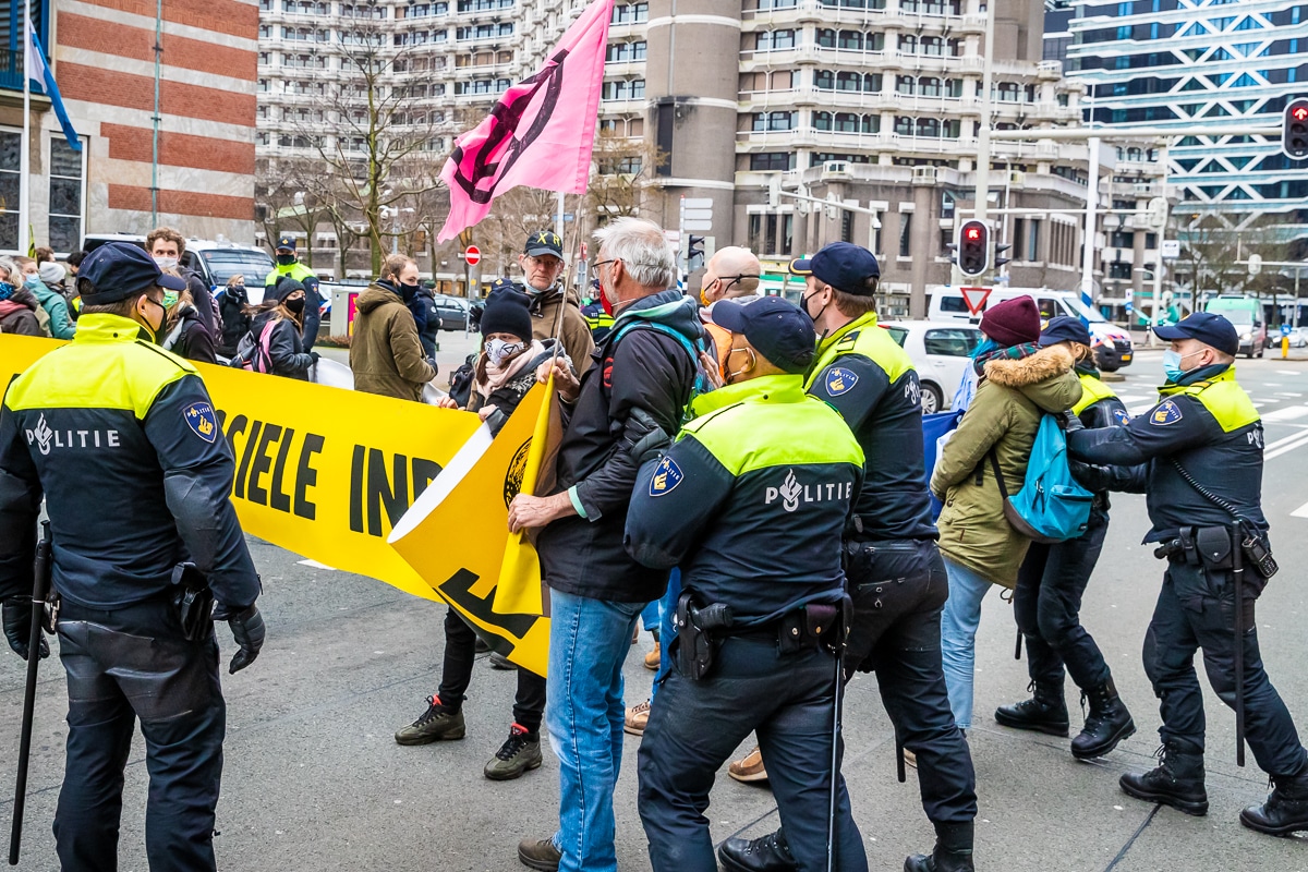 Extinction Rebellion blokkeert ministerie van Economische Zaken
