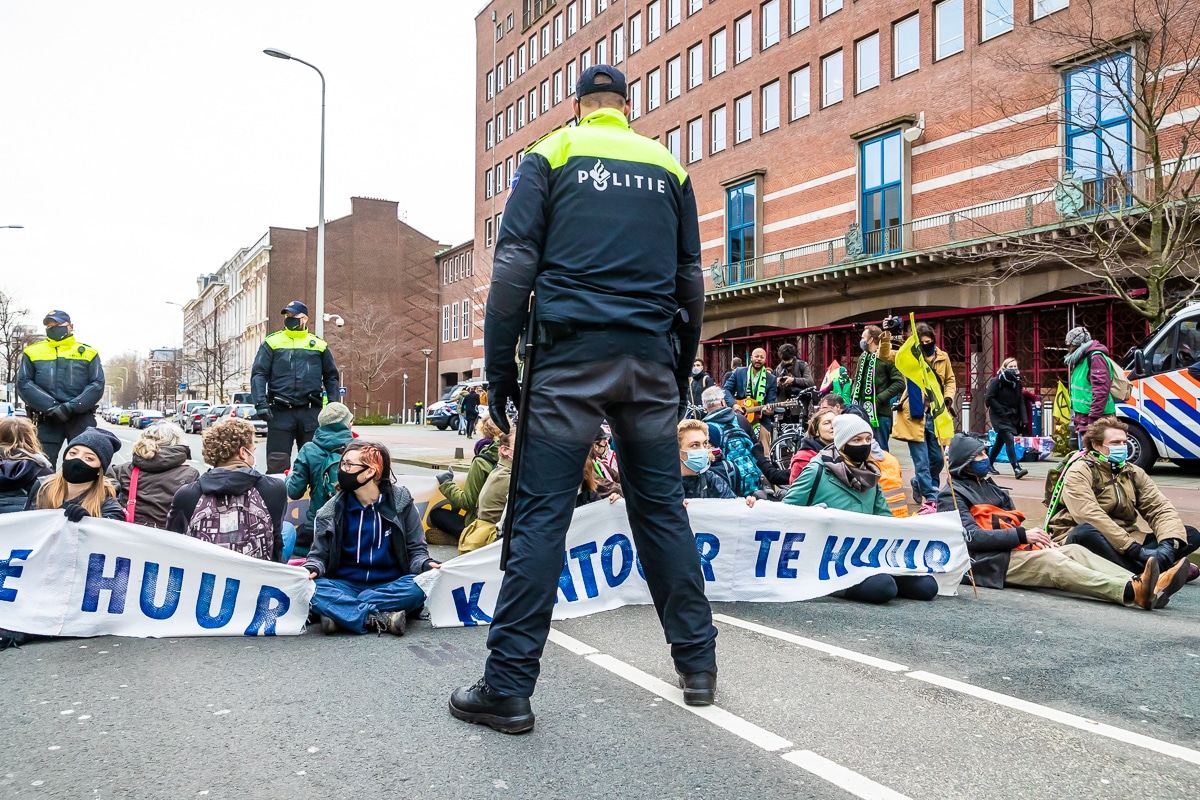 Extinction Rebellion blokkeert ministerie van Economische Zaken