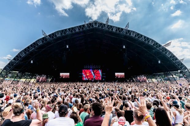 Publiek voor Alpha tent op Lowlands festival