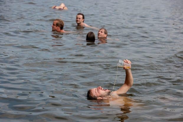 Bier drinken in het water op Lowlands