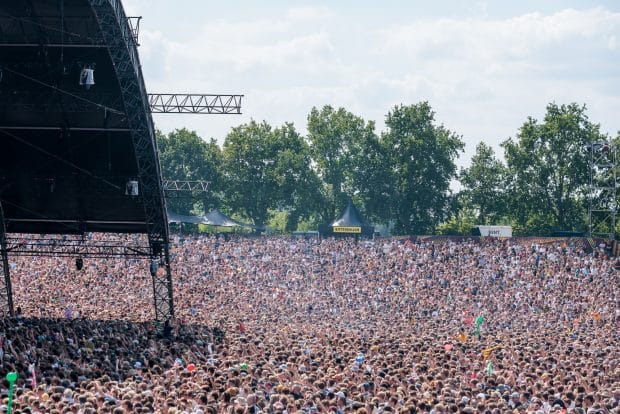 Publiek rondom Alpha tent op Lowlands