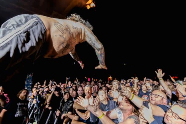 Dikke Dennis al crowdsurfend op Helldorado