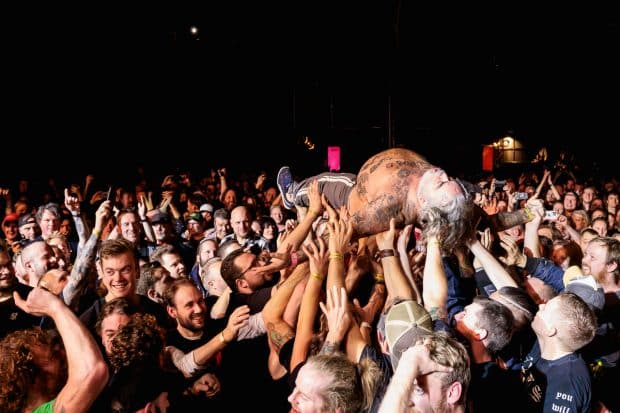 Dikke Dennis al crowdsurfend op Helldorado