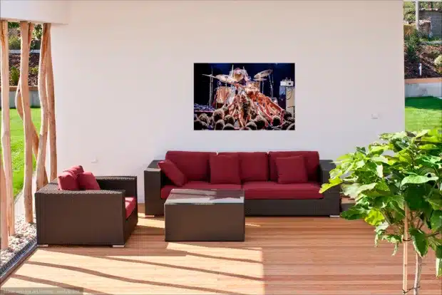 DeWolff in de woonkamer aan de muur
