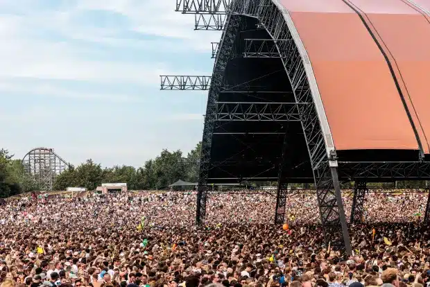 Publiek rondom de Alpha tent op Lowlands