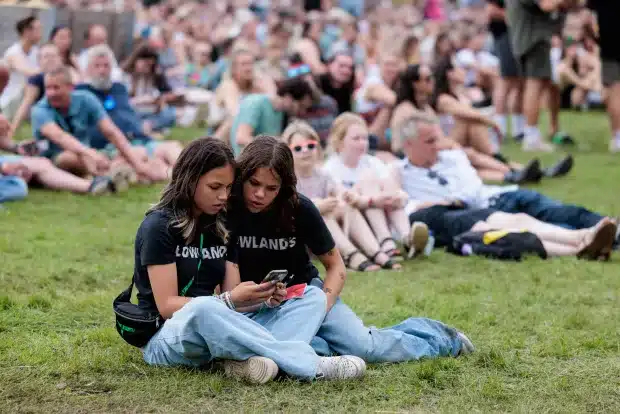 Jongeren op het Lowlands festival