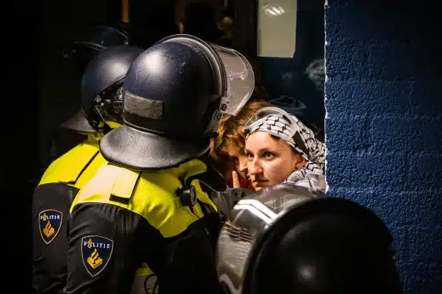 De ME beëindigt de bezetting van de Radboud Universiteit Nijmegen door studenten
