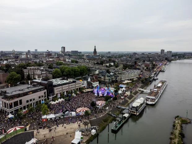 Een volle Waalkade tijdens de Vierdaagsefeesten