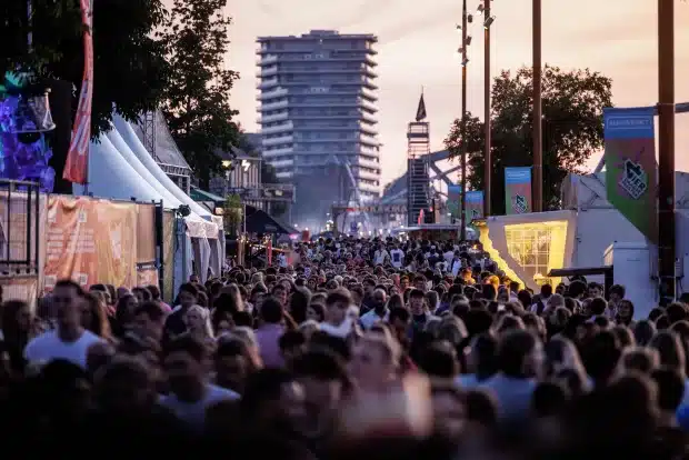 Drukte op de Waalkade tijdens Vierdaagsefeesten