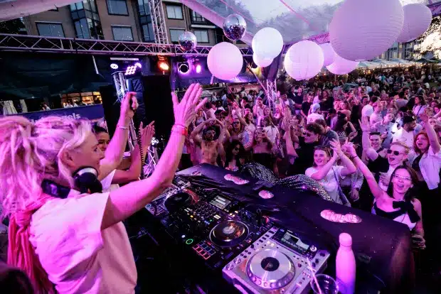 Dansen tijdens de Vierdaagsefeesten