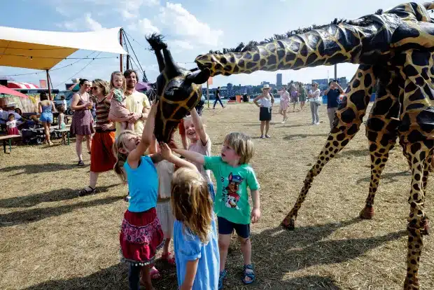 Straattheater tijdens Vierdaagsefeesten