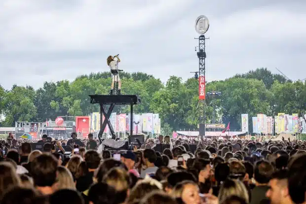 Froukje op grote hoogte tijdens het Lowlands festival