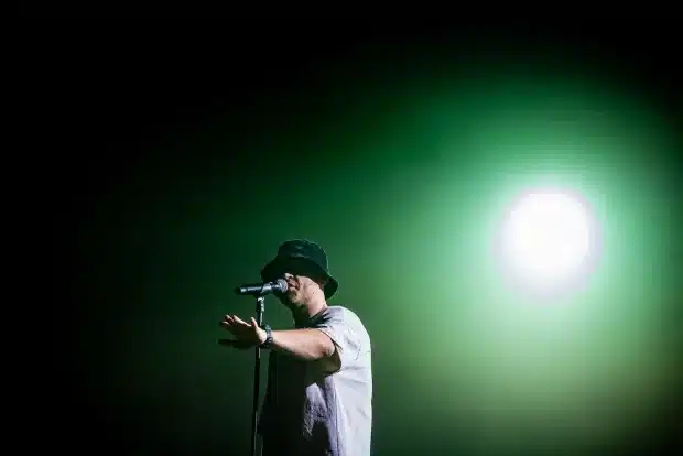 Rapper Sticks tijdens het Lowlands festival
