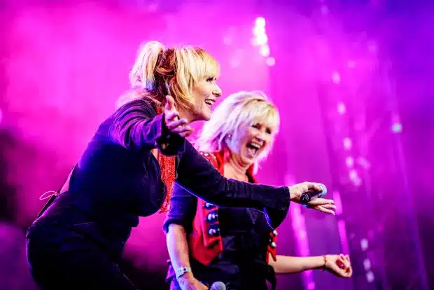 Angela Groothuizen en Angéla Kramers van de Dolly Dots op het Lowlands festival