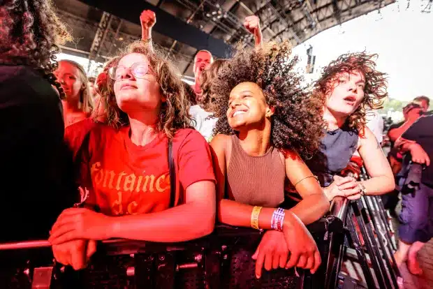 Enthousiast publiek tijdens het concert van Idles op Lowlands festival