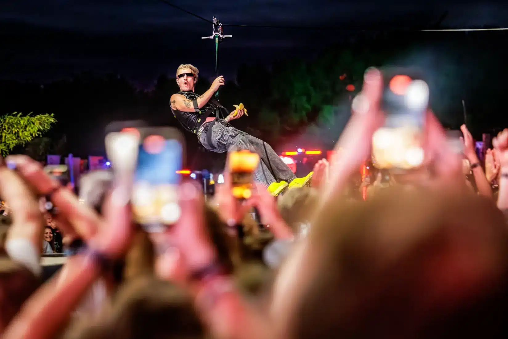 Goldband schiet over het publiek op Lowlands festival