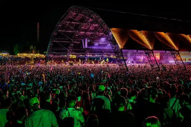Alpha tent op het Lowlands festival tijdens een optreden van Goldband