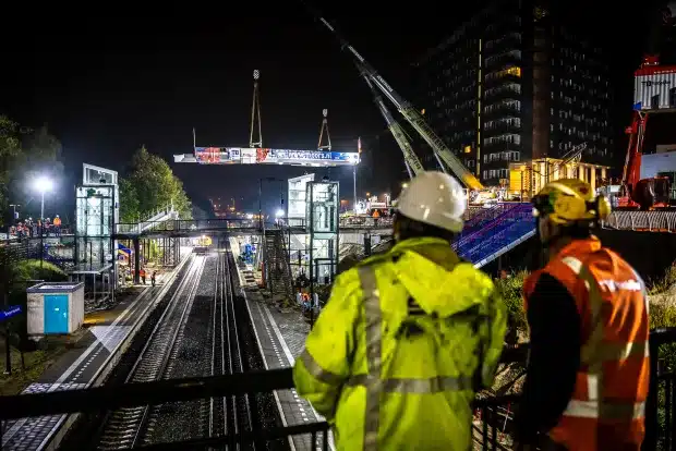 Inhangen van de voetgangersbrug over het spoor in Nijmegen