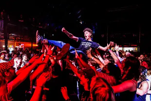 Crowdsurfen tijdens het optreden van Ploegendienst op het festival Paaspop