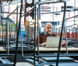 Directeur Menno Pistorius van Hogeschool Arnhem-Nijmegen tijdens coronatijd in een vrijwel gesloten school Directeur Menno Pistorius (HAN) in coronatijd op zijn hogeschool