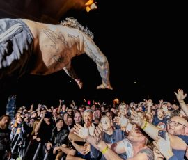 Dikke Dennis al crowdsurfend op Helldorado