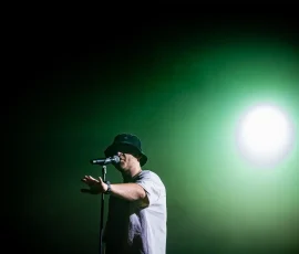 Rapper Sticks tijdens het Lowlands festival