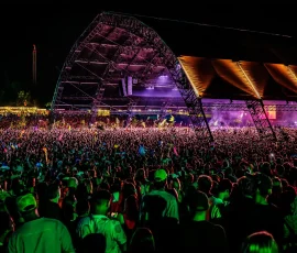 Alpha tent op het Lowlands festival tijdens een optreden van Goldband