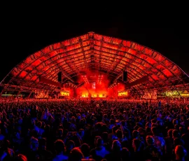 Alpha tent op het Lowlands festival tijdens een optreden van Goldband