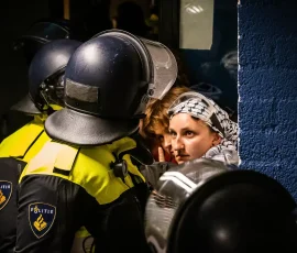 Nederland, Nijmegen, 28-05-2024 - De Mobiele Eenheid beëindigt de bezetting van het Erasmusgebouw op de Radboud Universiteit. Het gebouw is bezet door demonstranten die eisen dat de banden die de universiteit met Israel heeft, doorbroken worden. Foto: ANP / Hollandse Hoogte / Marcel Krijgsman